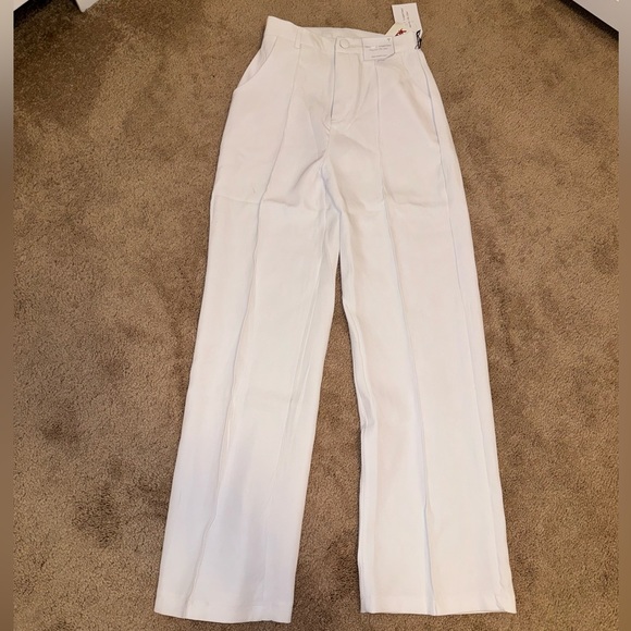 White size small pants, fitted at the waist and loose in the leg area - Picture 4 of 4